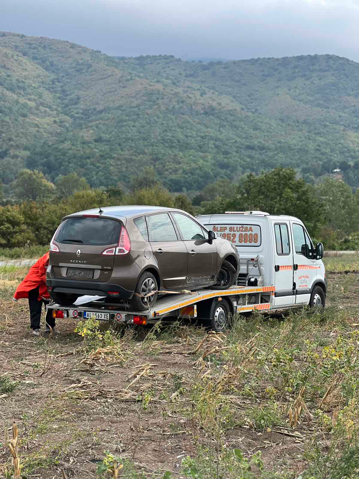 Pomoć na putu i izvlačenje vozila iz jarka kod Aleksinca